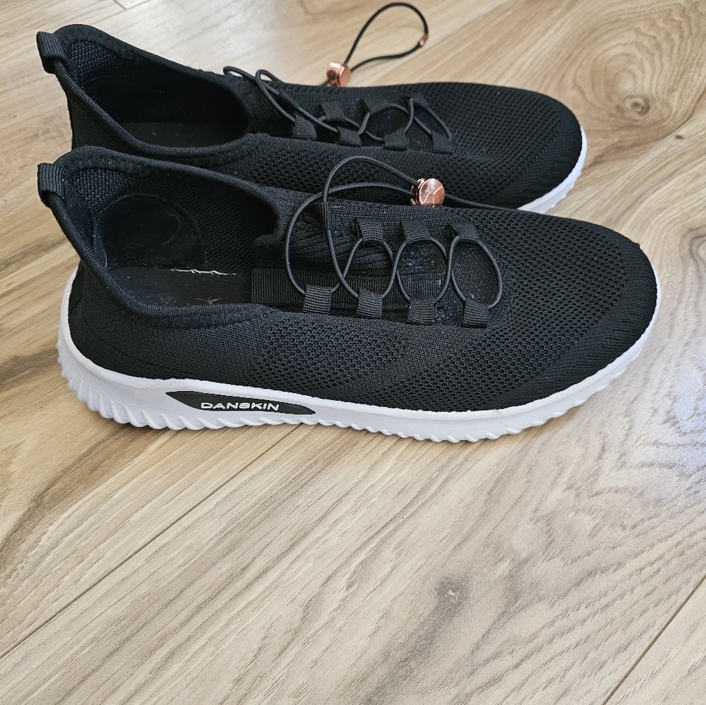 Danskin "Happyness"  Womens Shoes Black/ White Casual Low Size 7.5